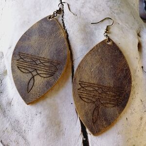 Boot Stitch Leather Leaf Earrings In Weathered Cowboy